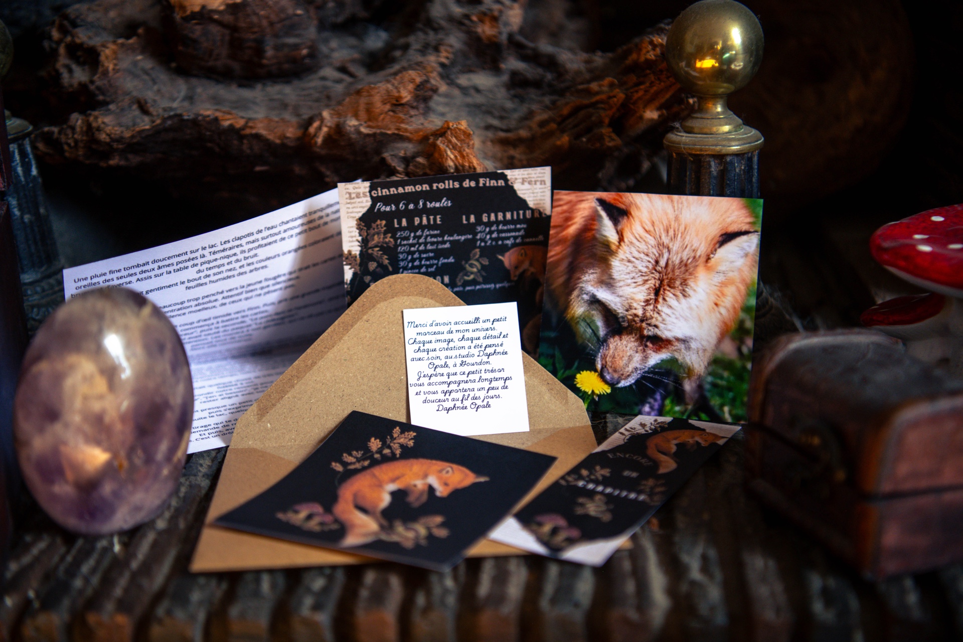 Le Courrier du Sous-Bois déployé sur une table de bois, avec une carte de renard et une lettre